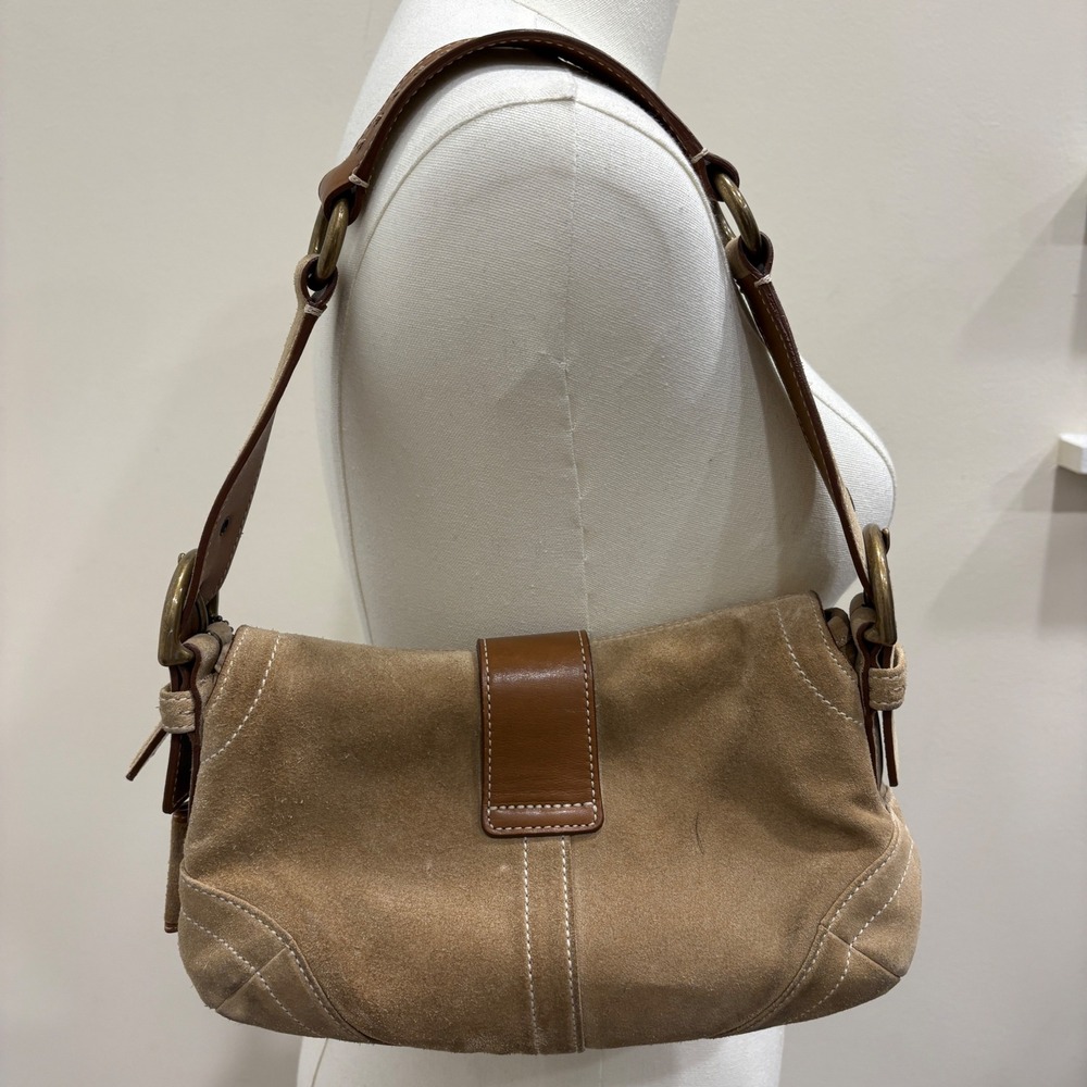 VTG 00s Coach Soho Tan Suede Leather Flap Shoulder Bag Buckle 9692 Sufflette Y2K - Picture 2 of 13